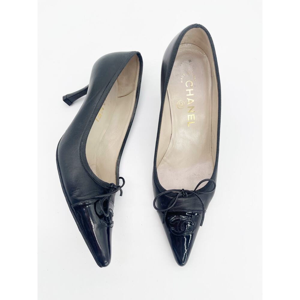 Chanel Vintage Black Leather Patent Cap Toe CC Bow Pointed Toe Pumps Heels EU 36